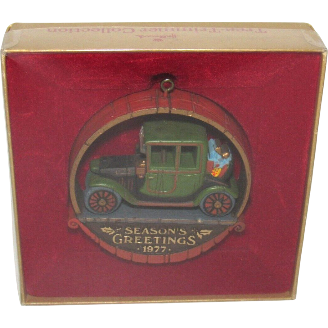 1977 Season's Greetings Hallmark Ornament (Nostalgia) QX1802