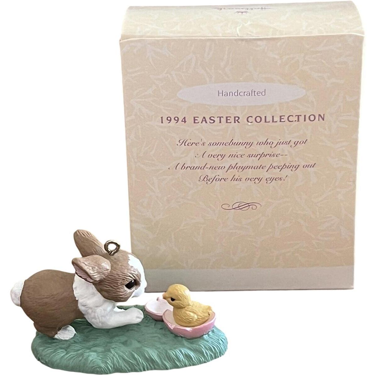 1993 Peeping out Hallmark Ornament (Easter) QEO8203