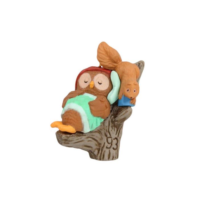 1993 Sleeping by Squirrel Hallmark Ornament (Owliver) QX5425