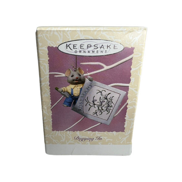 1996 Digging In Hallmark Ornament (Mouse) QEO8712