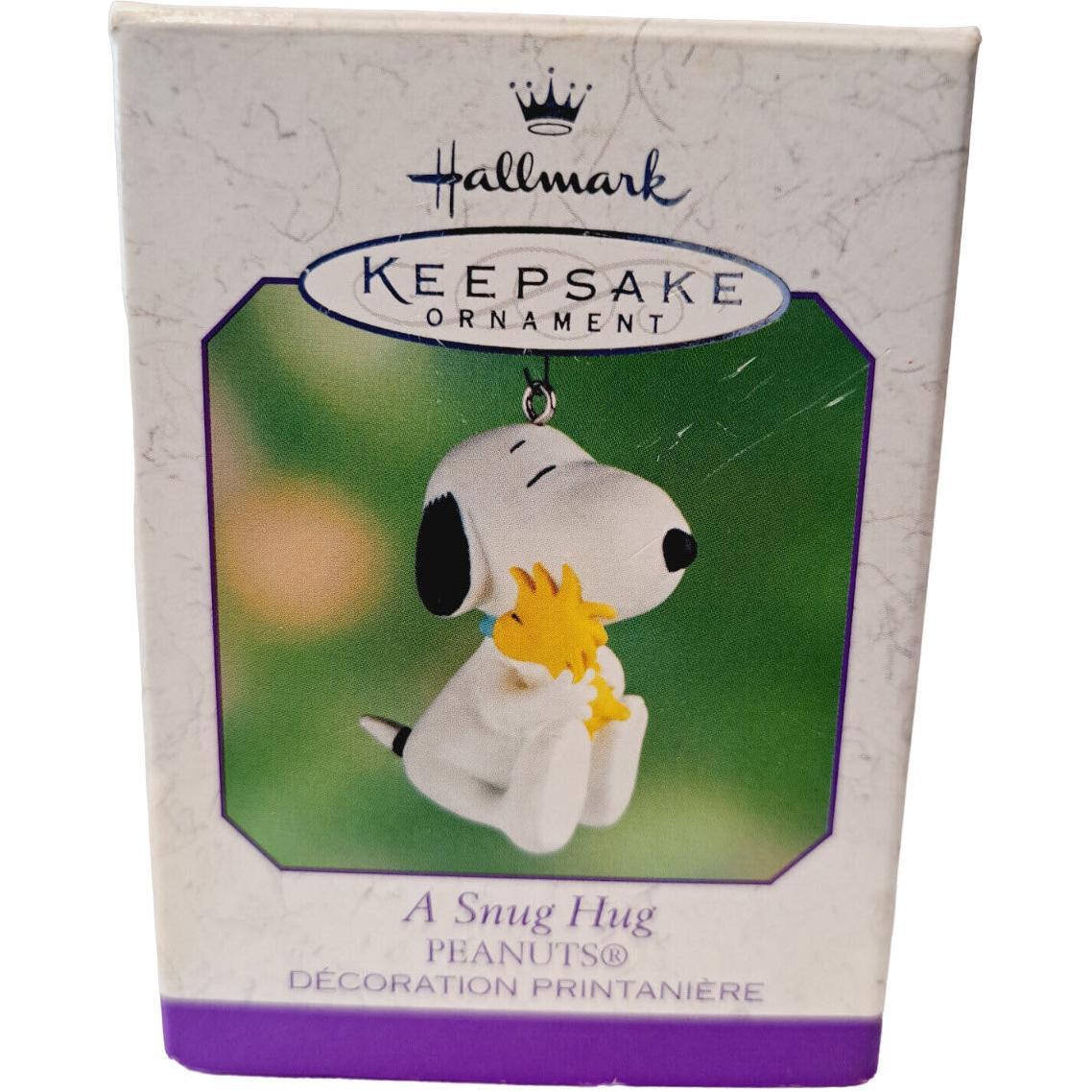 2000 A Snug Hug Hallmark Ornament (Peanuts) QEO8424