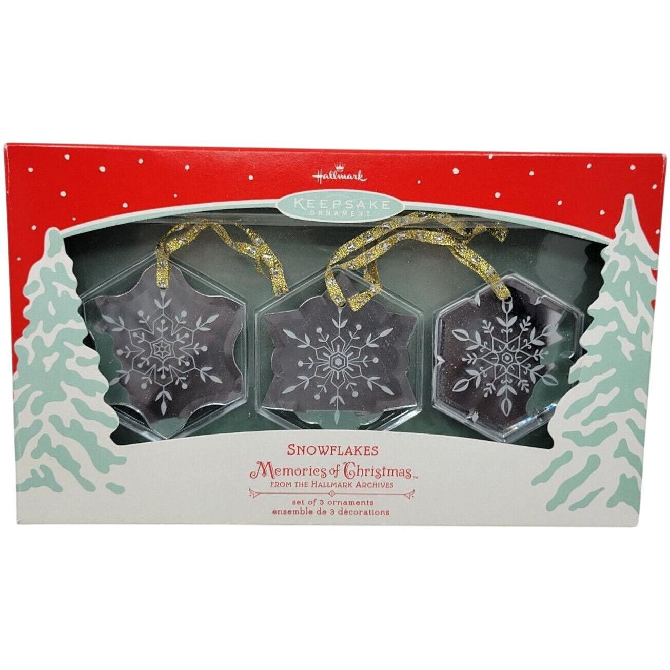2002 Snowflakes Hallmark Ornament (Memories of Christmas) QP1436