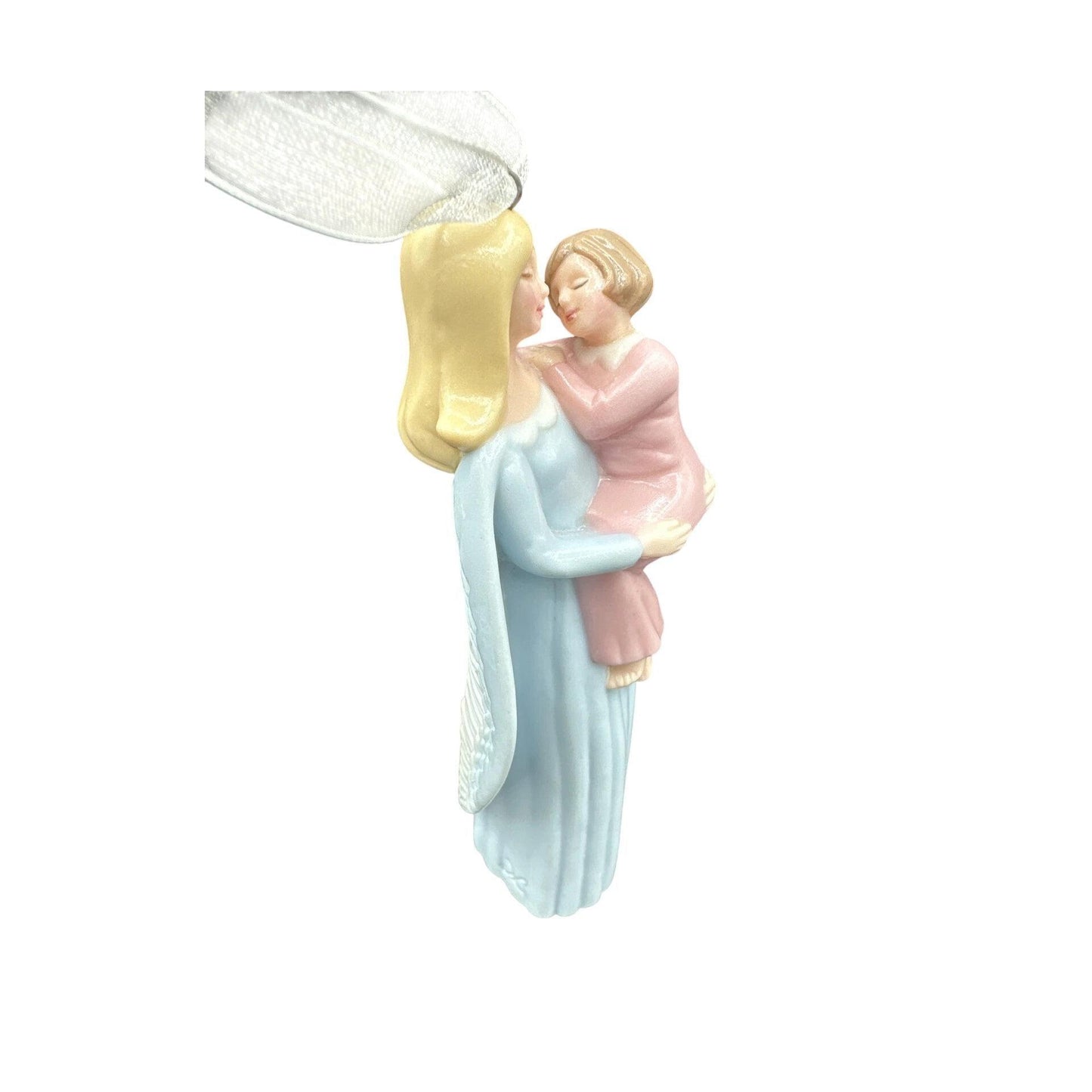 2005 Angel On Earth Hallmark Ornament (Angel) QXG4372