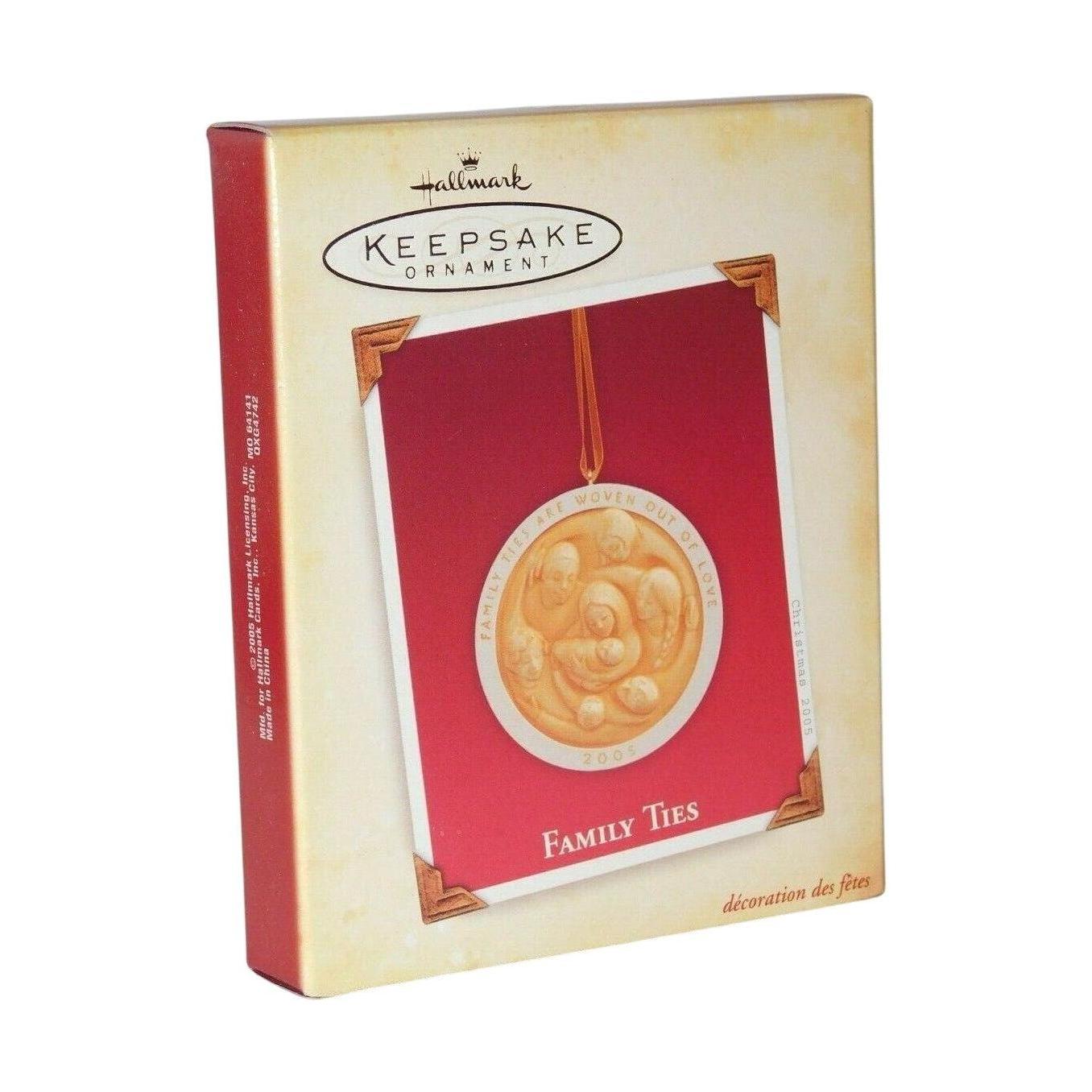 2005 Family Ties Hallmark Ornament (Family) QXG4742