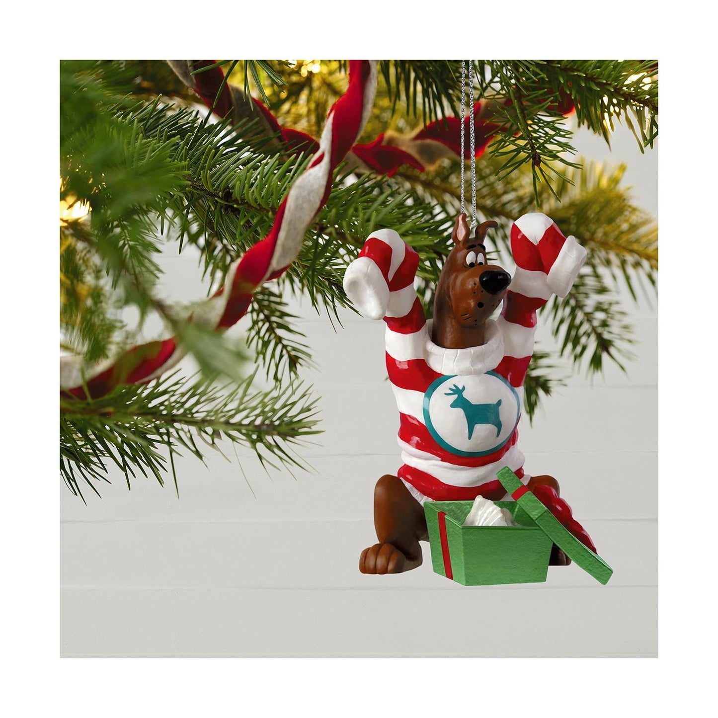 2018 An Oversize Surprise Hallmark Ornament (Scooby-Doo) QXI3076