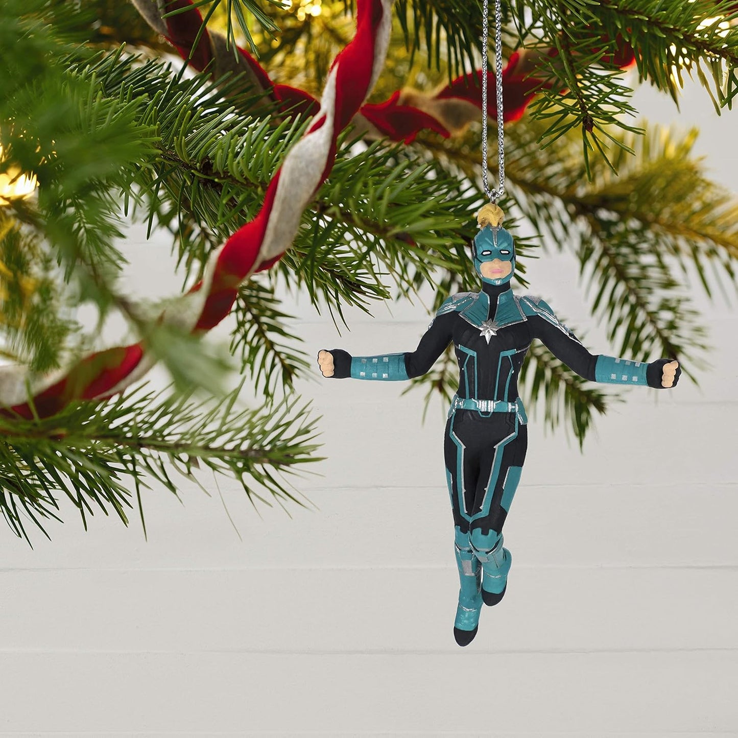 2019 Captain Marvel Mystery Box Hallmark Ornament (Super Heroes) QXI3509