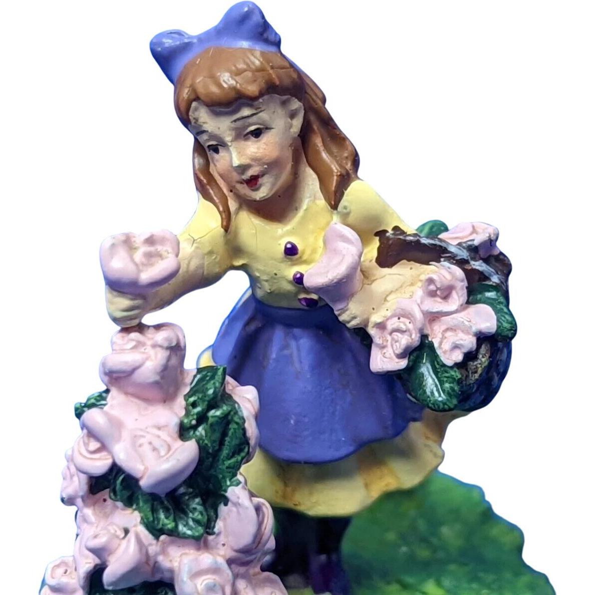 1998 Relaxing in a Garden (Department 56)