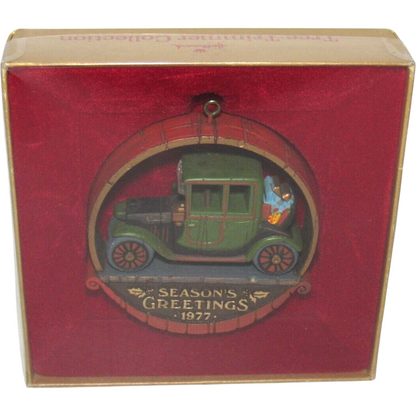 1977 Season's Greetings Hallmark Ornament (Nostalgia) QX1802