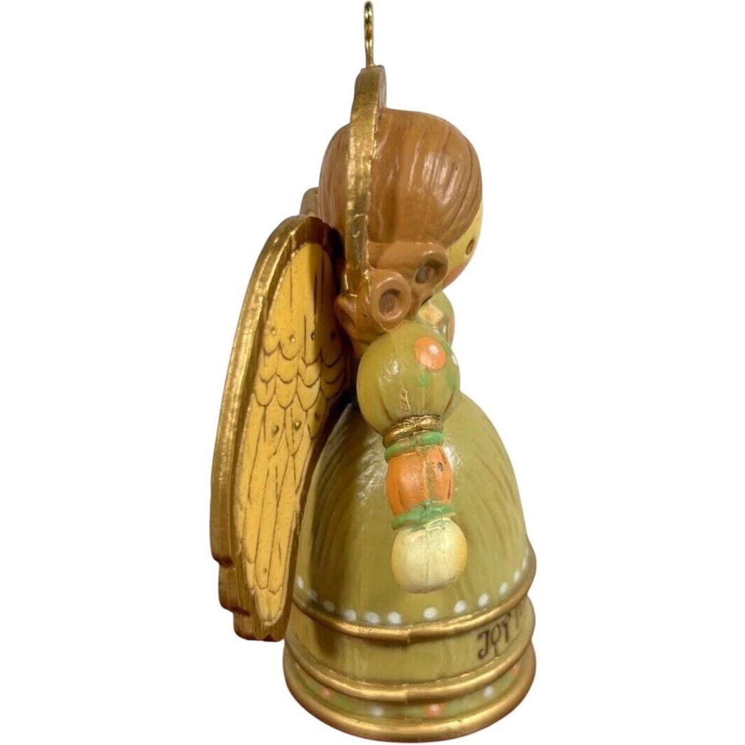 1977 Yesteryears Hallmark Ornament (Joy to the World) QX1722