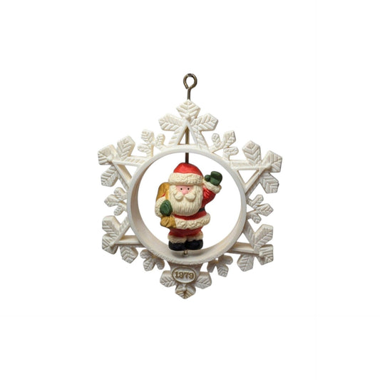 1979 Santa’s Here! (Snowflake) Hallmark Ornament QX138-7 Image1