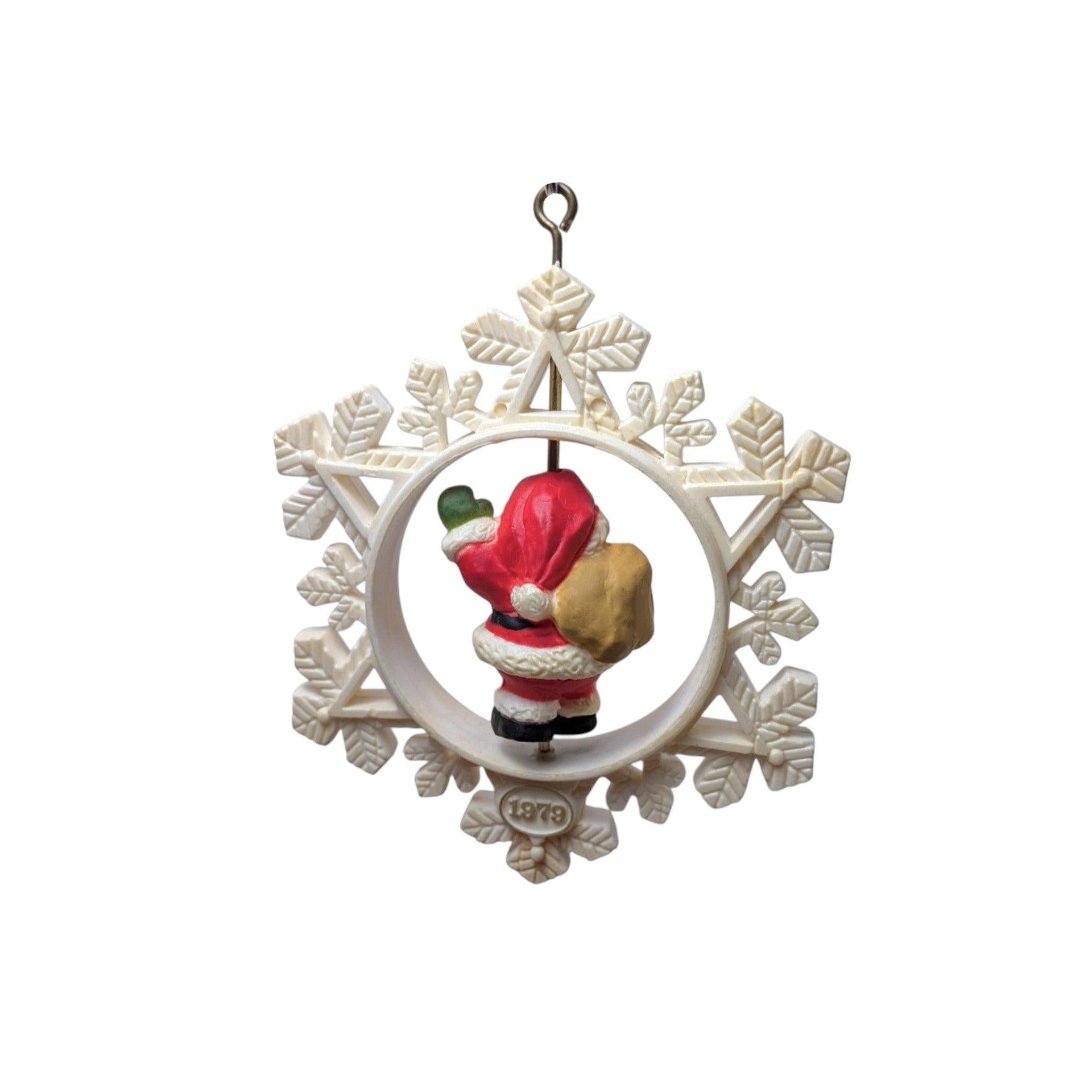 1979 Santa’s Here! (Snowflake) Hallmark Ornament QX138-7 Image3