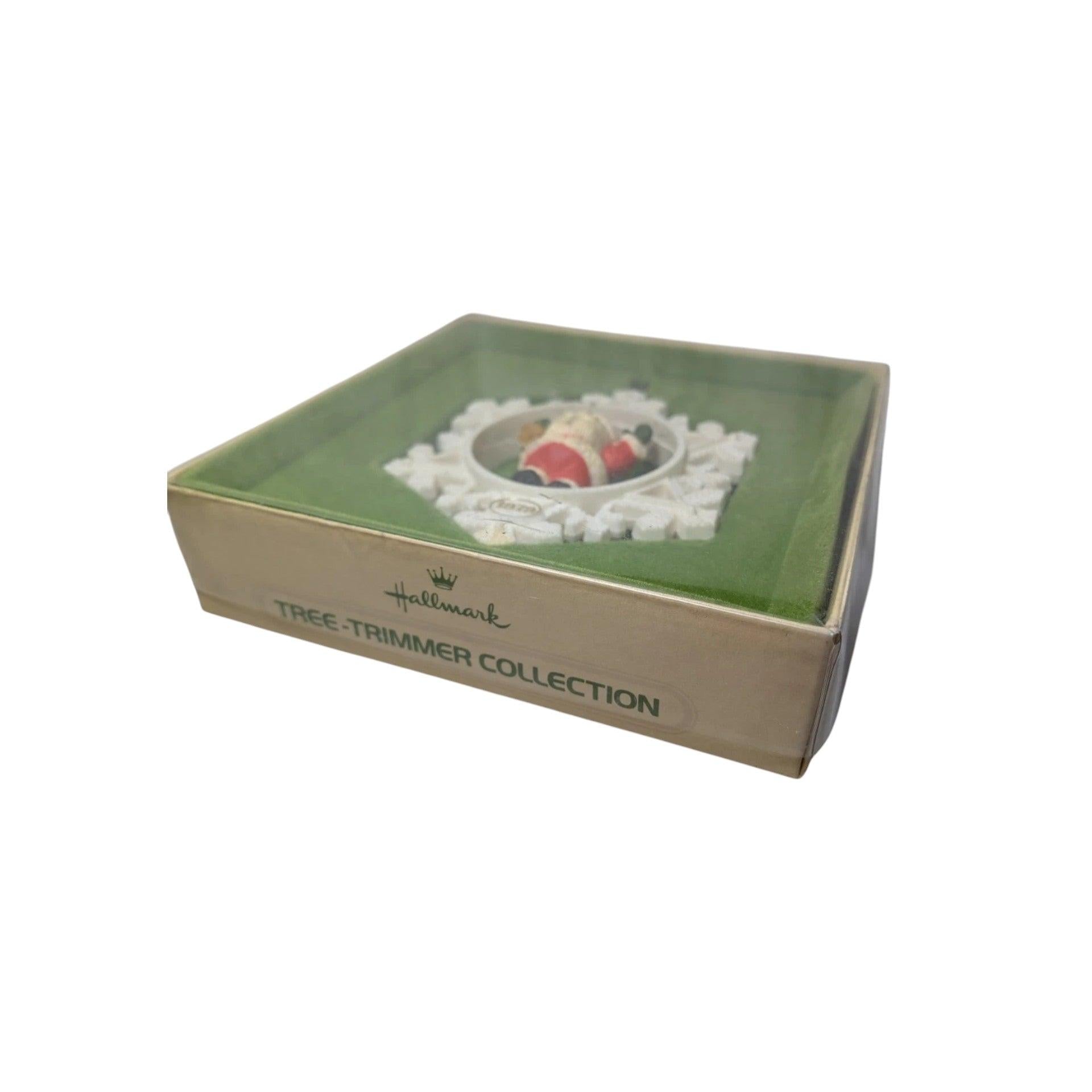 1979 Santa’s Here! (Snowflake) Hallmark Ornament QX138-7 Image6