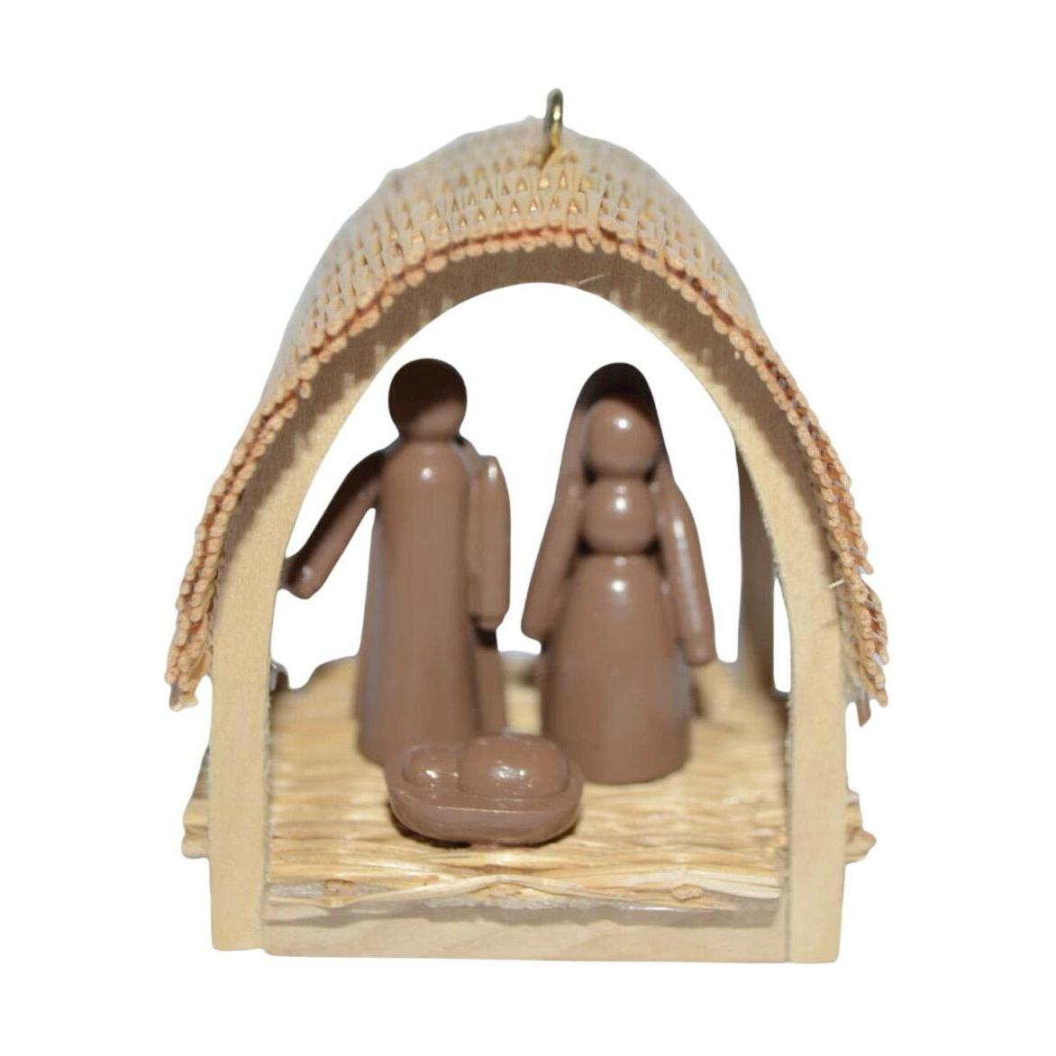 1985 Wood and Woven straw Hallmark Ornament (Miniature Creche) QX4825 Image1