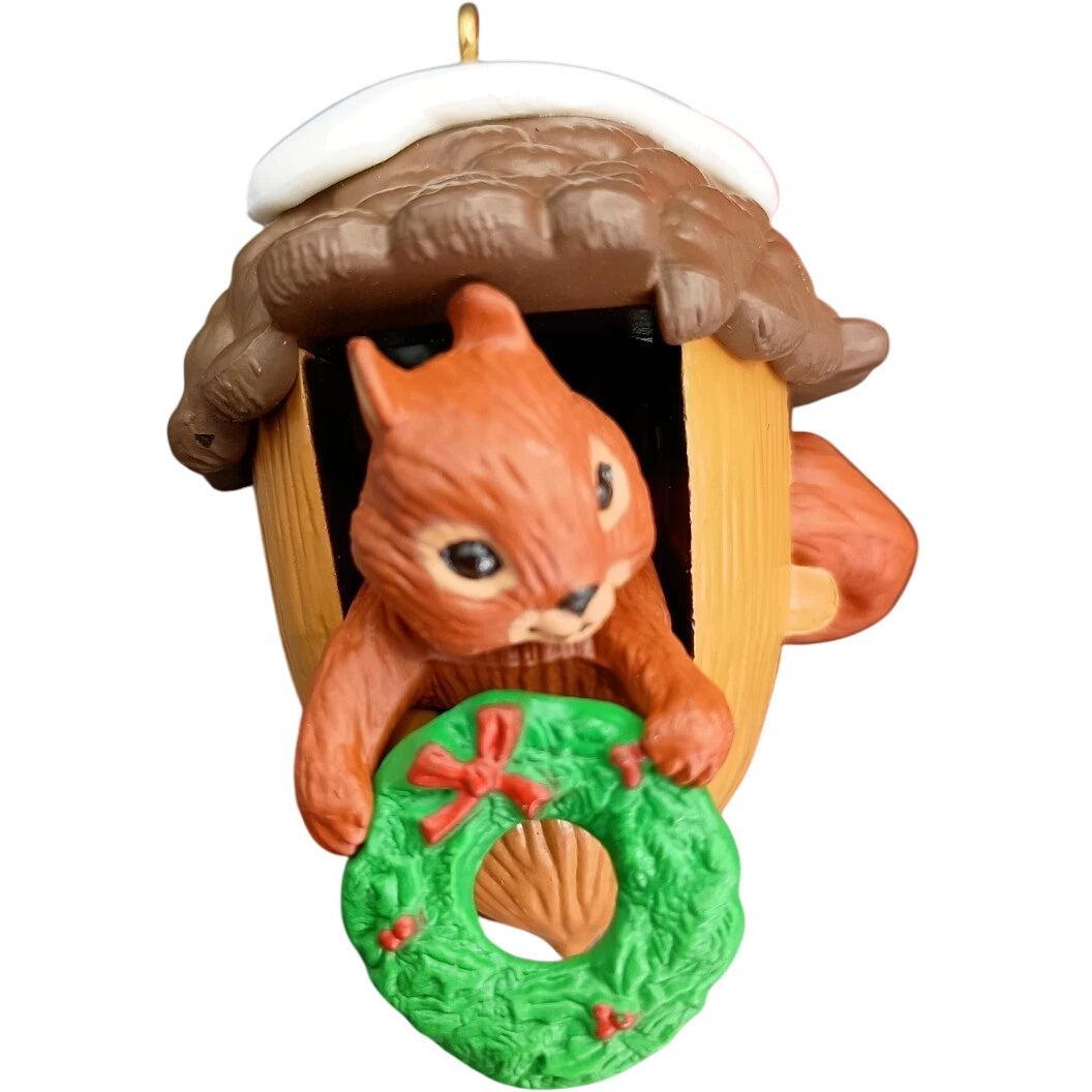 1986 Acorn Inn Hallmark Ornament (Animal) QX4243