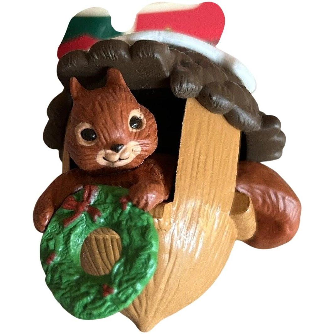1986 Acorn Inn Hallmark Ornament (Animal) QX4243