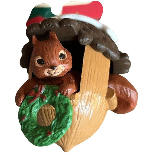 1986 Acorn Inn Hallmark Ornament (Animal) QX4243