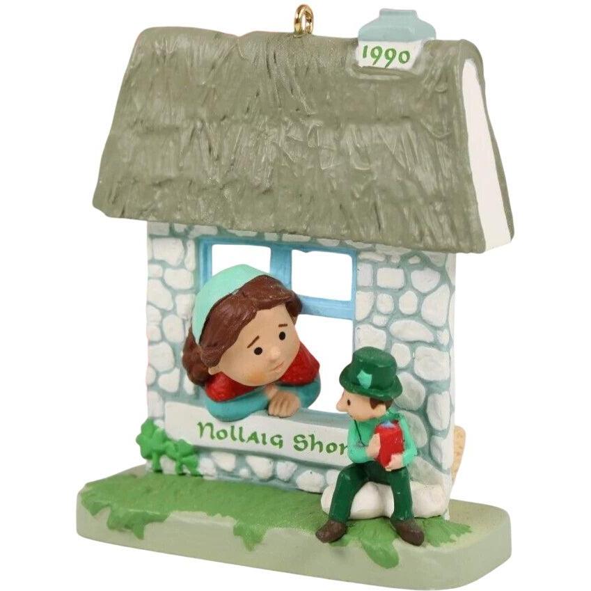 1990 Nollaig Shona Hallmark Ornament (Windows of the World) QX4636