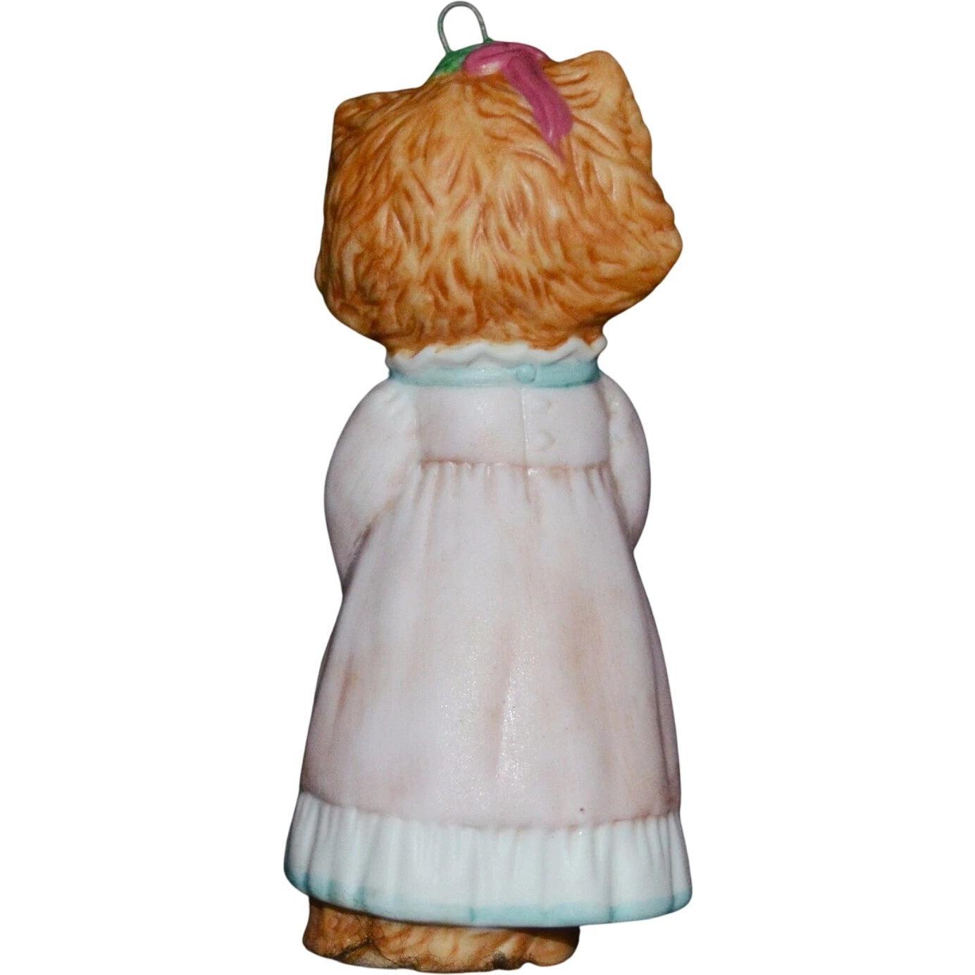 1991 Kitten in Nightgown Hallmark Ornament (Christmas Kitty) QX4377