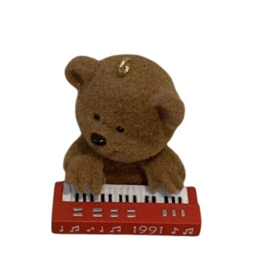 1991 Notes of Cheer Hallmark Ornament (Bear) QX5357 Image1