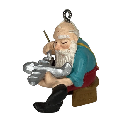 1991 Wee Toymaker Hallmark Ornament (Toymaker Santa) QXM5967 Image4