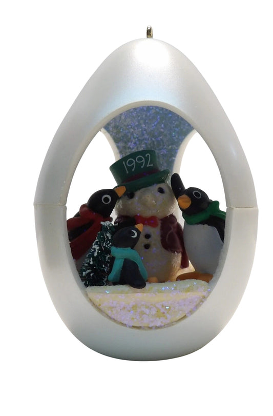 1992 Building a Snowman Hallmark Ornament (Winter Surprise) QX4271