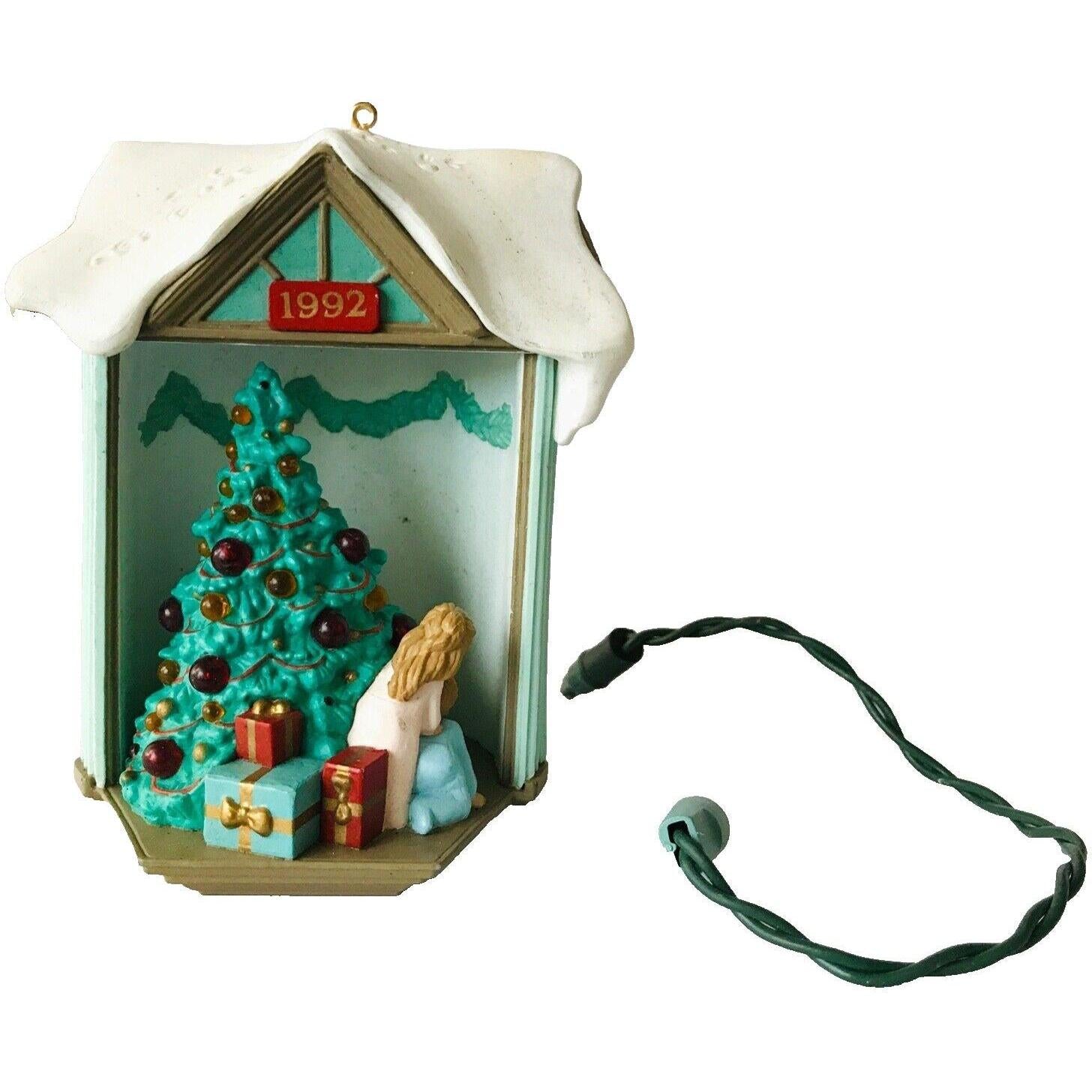 1992 Look! It's Santa Hallmark Ornament (Home) QLX7094