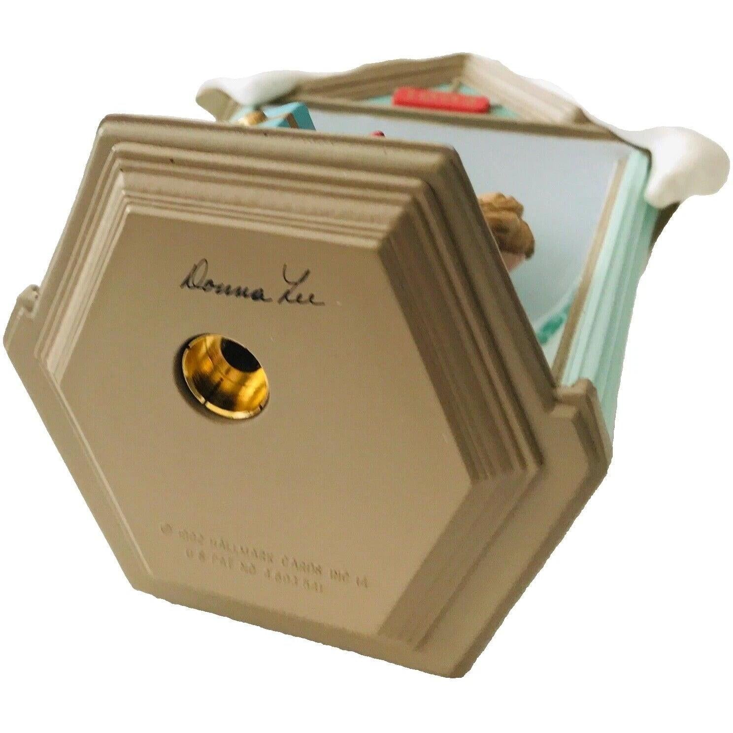 1992 Look! It's Santa Hallmark Ornament (Home) QLX7094