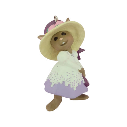 1992 Purple and White Dress Hallmark Ornament (Springtime Bonnets) QEO8322 Image1