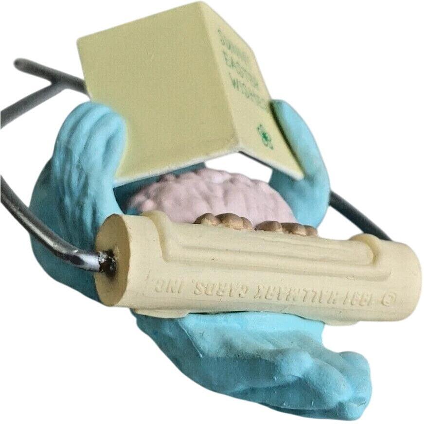 1992 Sunny Wisher Hallmark Ornament (Bird) QEO9344