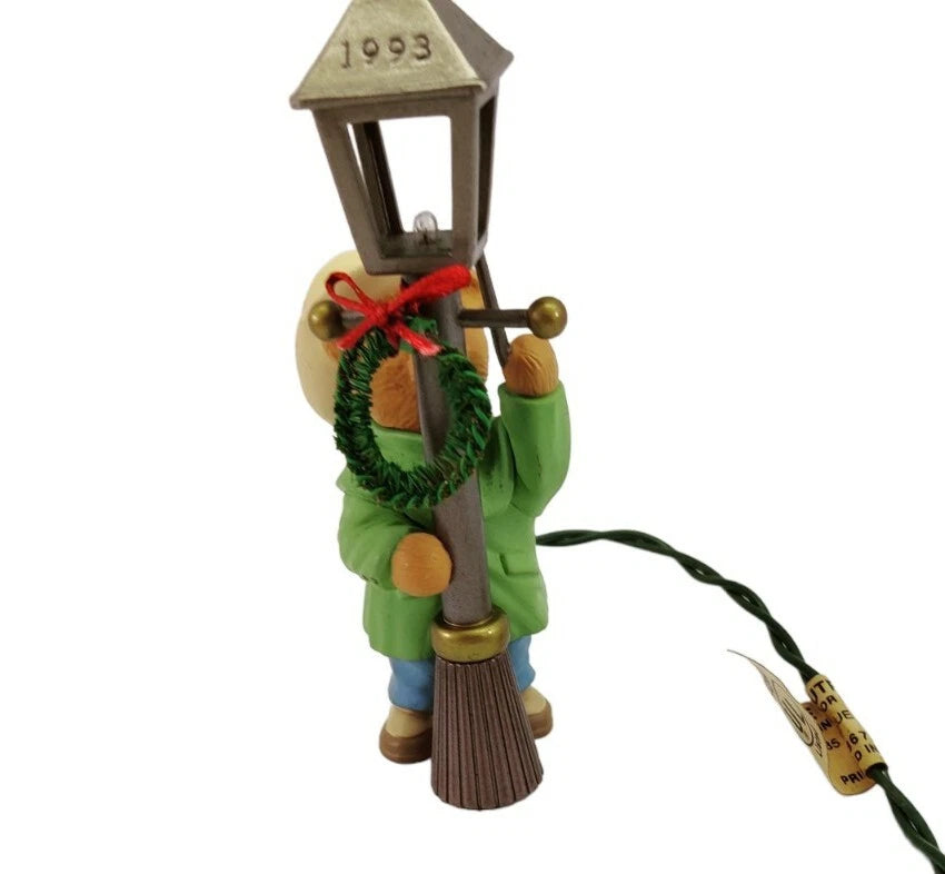 1993 The Lamplighter Hallmark Ornament (Teddy Bear) QLX7192
