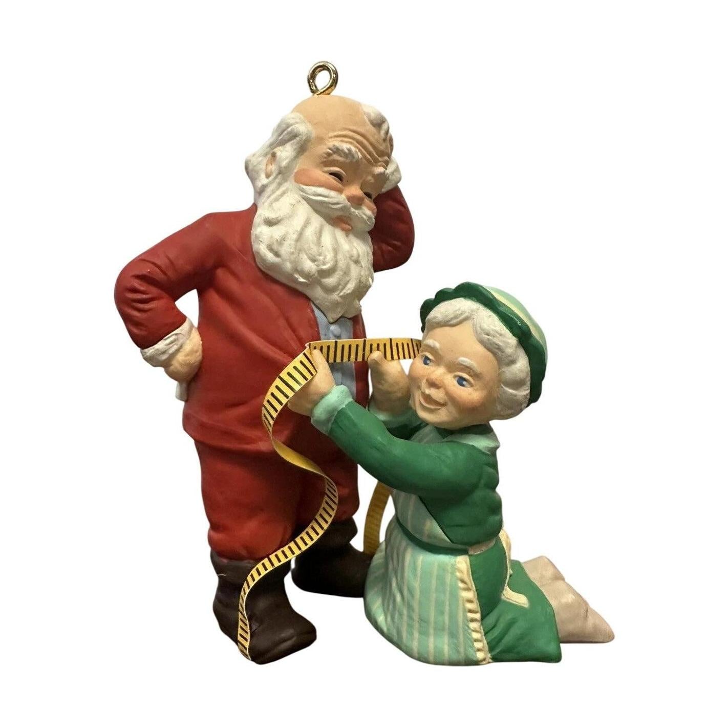 1993 A Fitting Moment Hallmark Ornament (Mr. and Mrs. Claus) QX4202 Image3