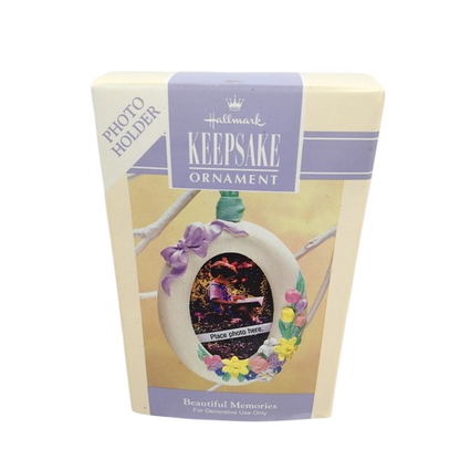 1993 Beautiful Hallmark Ornament (Easter Photo Holder) QEO8362