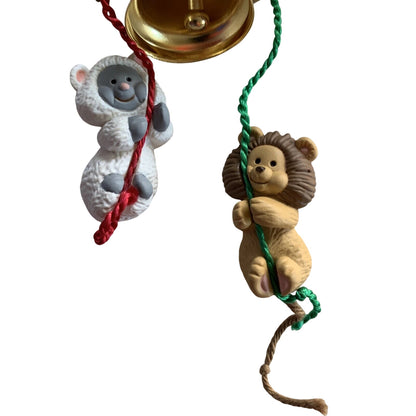 1993 Curly 'n' Kingly Hallmark Ornament (Bell) QX5285