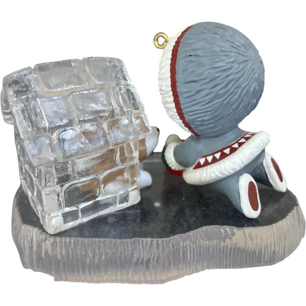 1993 Dog/Doghouse Hallmark Ornament (Frosty Friends) QX4142