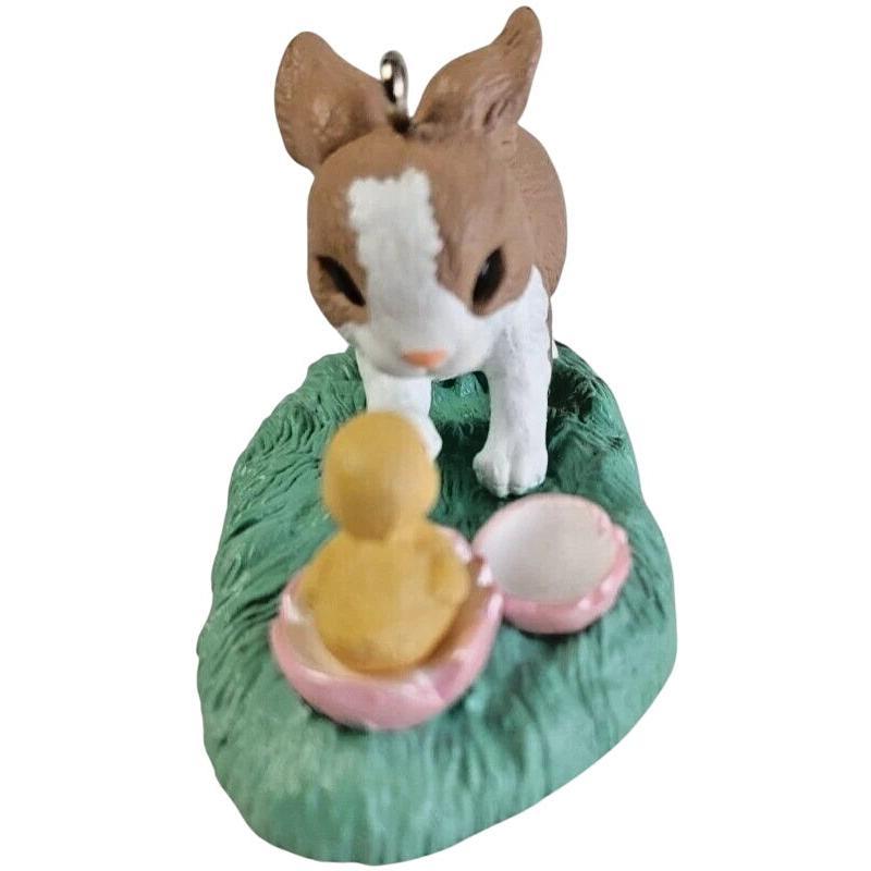 1993 Peeping out Hallmark Ornament (Easter) QEO8203