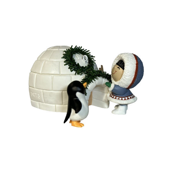 1993 Penguin and Igloo Hallmark Ornament (Frosty Friends) QX5682