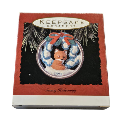 1993 Snowy Hideaway Hallmark Ornament (Fox) QX5312 Image2