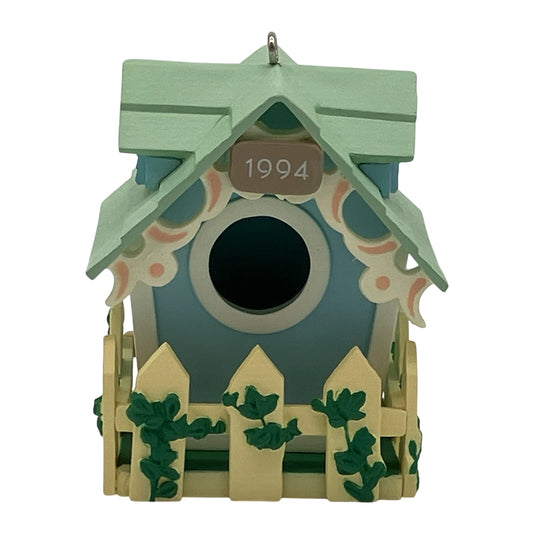 1993 Treetop Cottage Hallmark Ornament (Bird) QEO8186