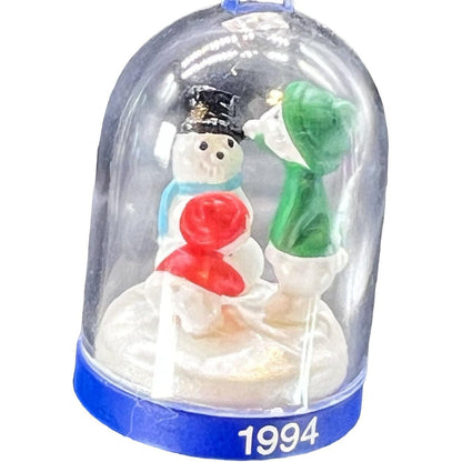 1994 Building a Snowman Hallmark Ornament (The Bearymores) QXM5133