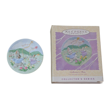 1994 Catching the Breeze Hallmark Ornament (Collector's Plate) QEO8219 Image3