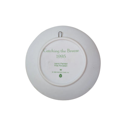 1994 Catching the Breeze Hallmark Ornament (Collector's Plate) QEO8219 Image5