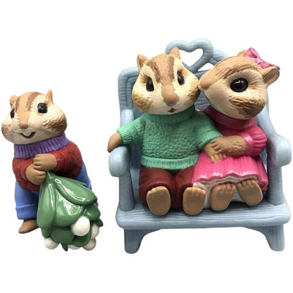 1994 Mistletoe Surprise Hallmark Ornament (Animal) QX5996