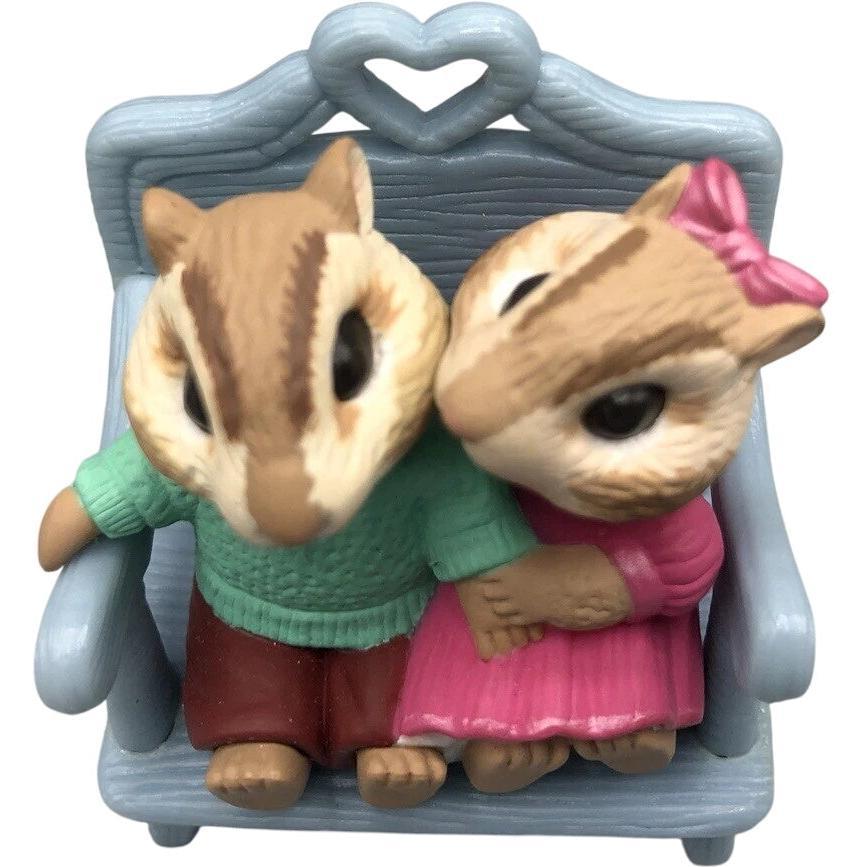 1994 Mistletoe Surprise Hallmark Ornament (Animal) QX5996