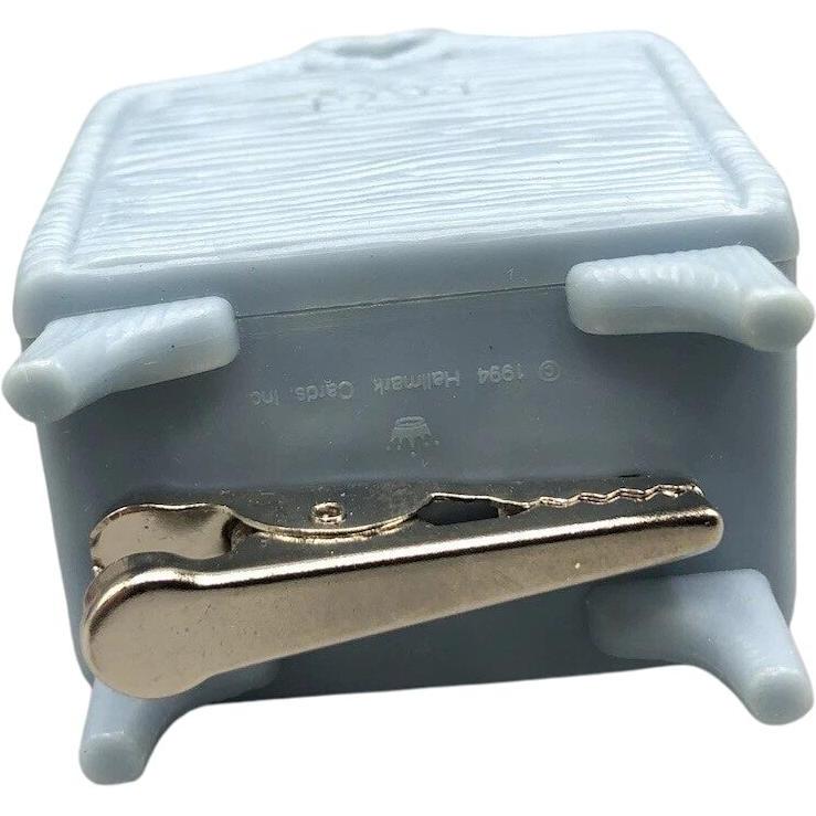 1994 Mistletoe Surprise Hallmark Ornament (Animal) QX5996