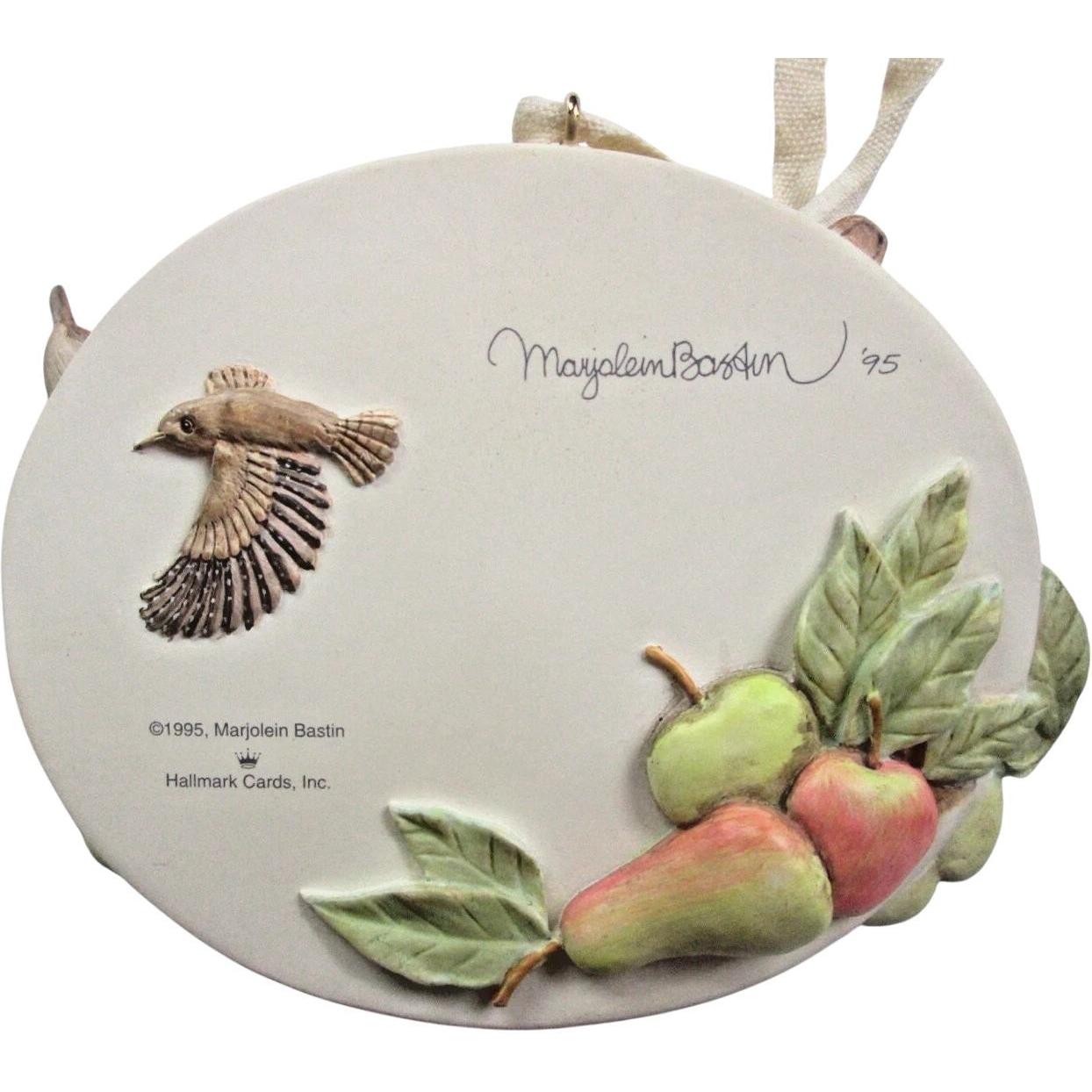 1995 Backyard Orchard Hallmark Ornament (Nature's Sketchbook) QK1069