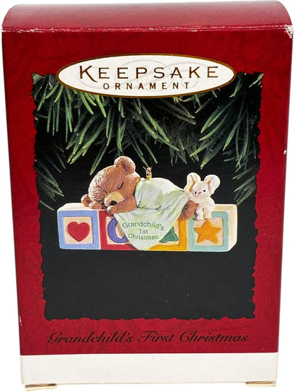 1995 GrandChild's First Christmas Hallmark Ornament (Family) QX5777