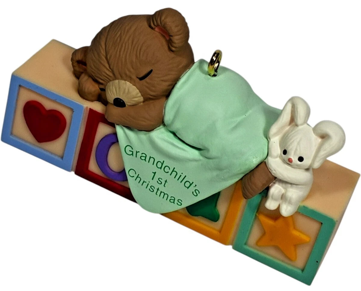 1995 GrandChild's First Christmas Hallmark Ornament (Family) QX5777