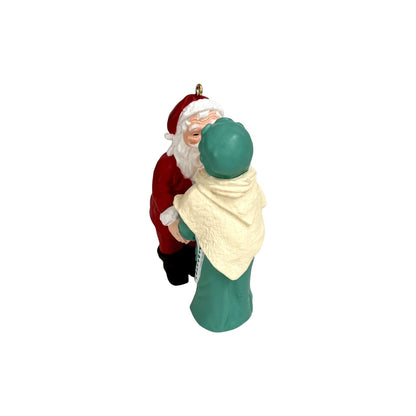 1995 Christmas Eve Kiss Hallmark Ornament (Mr. and Mrs. Claus) QX5157 Image4