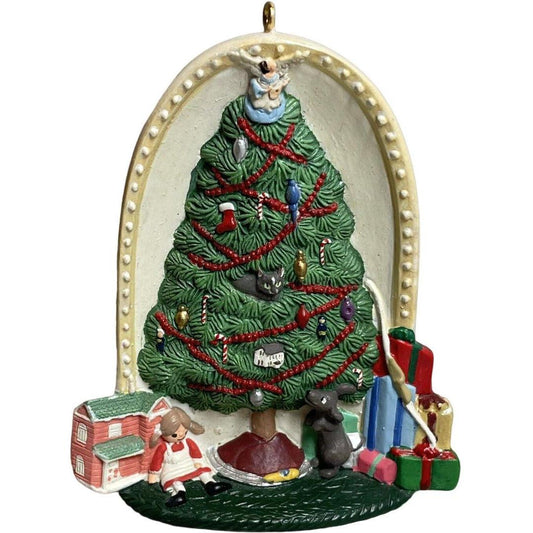 1995 Christmas Morning Hallmark Ornament (Christmas Tree) QX5997