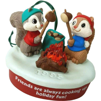 1995 Friends Share Fun Hallmark Ornament (Clip-On Flickering Light) QLX7349
